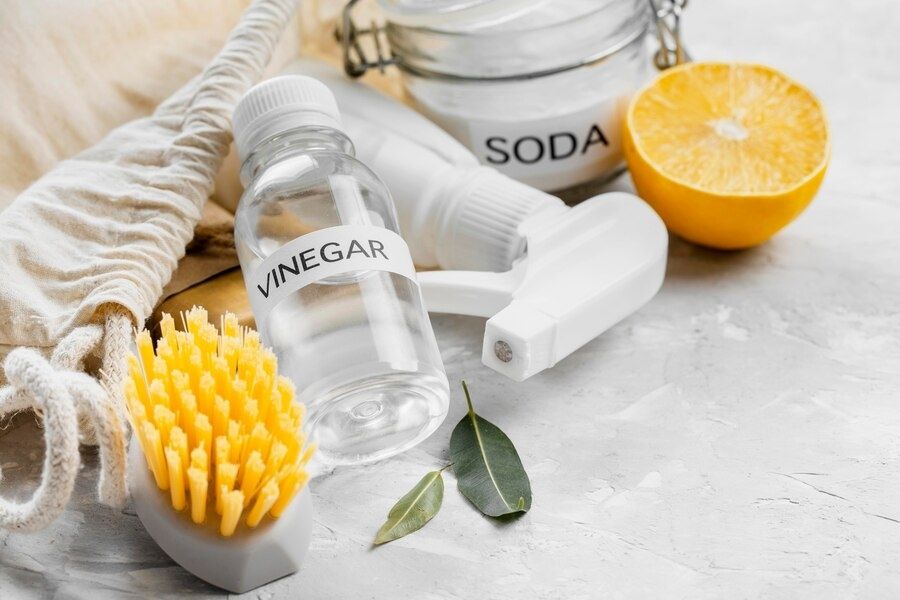 Sử dụng giấm táo vệ sinh kính ô tô